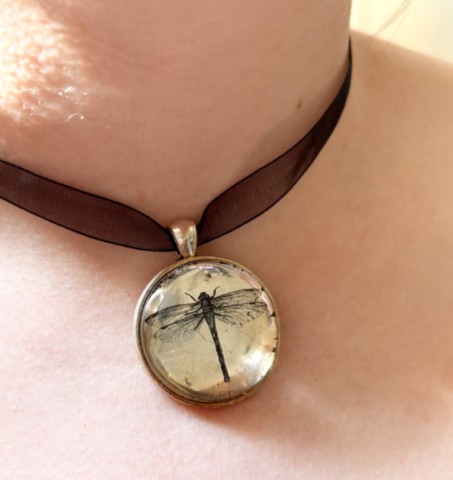 Dragonfly in 7.2ct white gold leaf