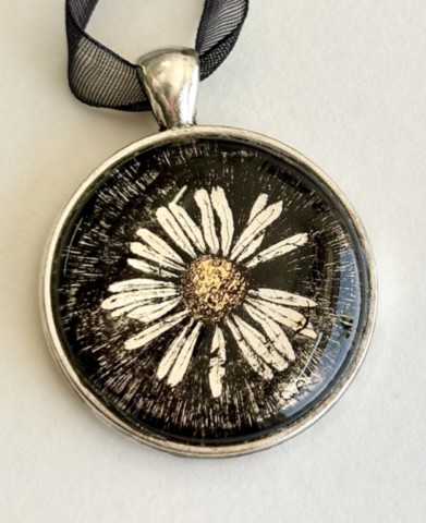 Daisy gold leaf pendant